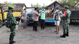 Polres Gresik, Edukasi Prokes Pedagang dan Pengunjung Pasar Hewan Balongpanggang