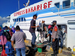 Di Gresik, Sebrangi Lautan Pun Wajib Prokes