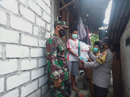 Bhabinkamtibmas dan Babinsa, Salurkan Sembako, Hingga ke Lorong Pemukiman Warga Gresik
