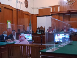 Curi Uang dan Hajar Serta Ancam Korbannya Dengan Pisau, Arif Sugiarto Diadili