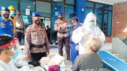 Polres Gresik Lakukan Swab Antigen Pada 15 Calon Penumpang Kapal Tujuan Bawean, 3 Orang Dinyatakan Reaktif