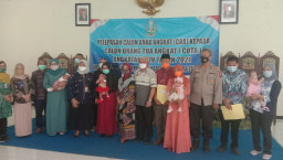 Resmi, UPT Ppsab Dinsos Jatim, Serahkan 11 Anak Balita Pada Orang Tua Asuh
