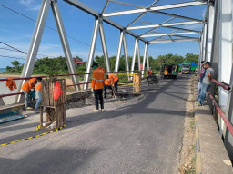 Jembatan di Sampang Ambrol, Personel BBPJN VIII Surabaya Turun ke Lokasi