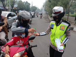 Sambut Hari Bhayangkara ke 75. Polwan Polres Gresik Bagikan Hand Sanitizer Gratis