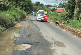 Warga Mengeluh, Pelebaran Jalan Sampang Omben Agregat A Disinyalir Bermasalah