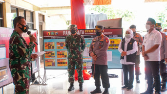 Lonjakan Tinggi, Panglima TNI, Kapolri Beserta Gubernur Jatim Pantau Pos PPKM di Desa Sawo Tratap