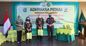 Kejati Jatim Bersama Kejari Jajarannya, Serentak Bagikan 20.400 Paket Sembako