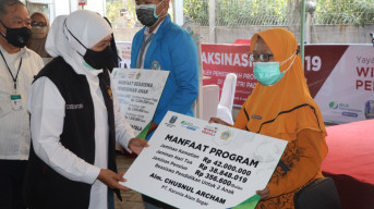 Kapolres Gresik Dampingi Gubernur Jatim, Cek Serbuan Vaksinasi Berbasis Karyawan Pabrik