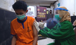 Putus Sebaran Covid-19 Dalam Tahanan, Polres Gresik Gelar Vaksinasi