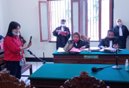 Perhiasan Emas, Jam Tangan dan BPKB Digasak Tetangganya, Selvia Bersaksi Dipersidangan Terdakwa Mahur Rosi