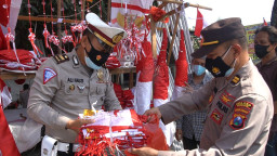 Pedagang Bendera Merah Putih: Terimakasih Pak Polisi, Sudah Borong Dagangan Ku