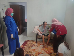 Tenaga Medis Puskesmas Banyu Urip, Datangi Warga Yang Sakit dan ODGJ, Untuk di Vaksin