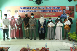 UPT. SMPN 10 Gresik Sigap Bantu Pemerintah, Bagikan Sembako Warga Terdampak dan Santunan Anak Yatim