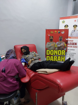 Peduli Sesama, Puluhan Polwan Gresik Donor Darah