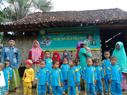 Trenyuh, 25 Murid Paud di Desa Lembenah Kecamatan Karang Penang, Belajar di Langgar Kayu