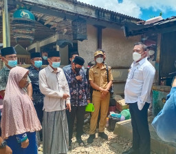 Bupati Sampang, Beri Bantuan Rp 15 Juta Pada 2 Lansia dan Sembako Pada Warga Banyuates