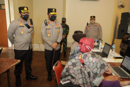 Kapolda Jatim, Lakukan Pengecekan Vaksinasi di Gedung Sasana Praja Ponorogo