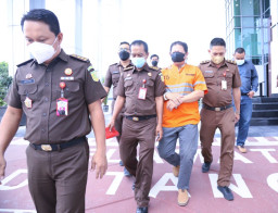 Tersangka Dugaan Kridit Fiktif 11 M, Ditahan Kejati Jatim