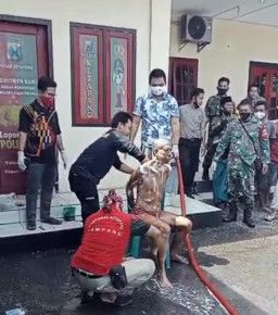 Viral, Ketua AKD Ketapang Moch. Wijdan Mandikan ODGJ