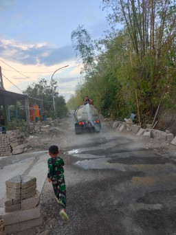 Hindari Debu, Kontraktor Rutin Sirami Proyek Jalan Dengan Air