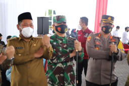 Kapolres Dampingi Bupati Gresik, Terima Bantuan 102 Ribu Dosis Vaksin