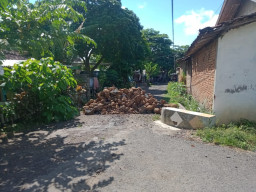 Kesal, Lantaran Tak Diperhatikan Pemerintah, Warga Krajan Kalipuro Tutup Jalan Alternatif
