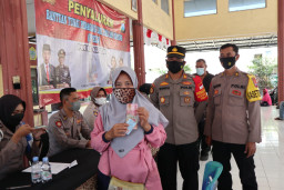 Usai Didata Bhabinkamtibmas, Ratusan PKL Manyar Gresik, Terima Bantuan Rp 1,2 Juta