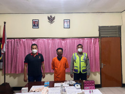 Langgar UU Kesehatan dan Praktek Kedokteran, Tukang Potong Rambut Ini Ditangkap Didalam Barbershop
