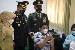 HUT TNI ke 76, Kapolres Gresik Bersama Forkopimda Gelar Serbuan Vaksinasi Pelajar