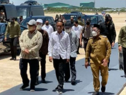 Presiden Jokowi, Letakkan Batu Permata Pembangunan Smelter PT Freeport di Gresik