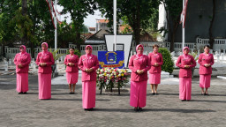 Peringati HKGB ke 69, Bhayangkari Gresik Lakukan Ziarah di Taman Makam Pahlawan