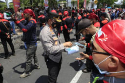 Tuntut Kenaikan Upah, Buruh Dapat Vaksin Gratis Dari Polrestabes Surabaya