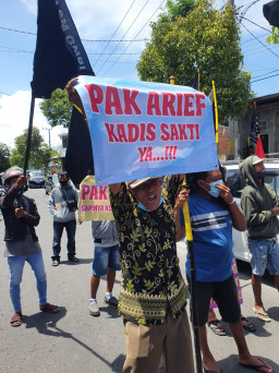 GMBI, Demo Besar-Besaran di Dinas Perikanan Banyuwangi