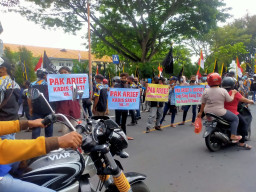 GMBI Duduki Kantor Bupati Banyuwangi, Minta Kadis Pertanian dan Pangan di Copot