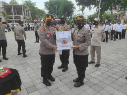 Puluhan Anggota Polisi dan 3 Awak Media, Dapat Penghargaan Dari Kapolres Gresik