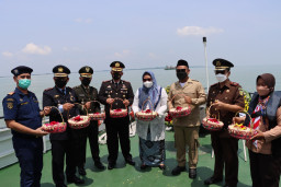 Kenang Pahlawan, Kapolres Gresik Tabur Bunga di Laut