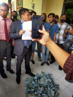 Diduga Ada Intervensi Dari Oknum Polisi Pada Kliennya, Advokat Hamburkan Uang di Mapolsek Kota Banyuwangi