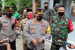 Kapolres Gresik, Berikan Bantuan Pada Korban Kerusuhan Oknum Pesilat di Balongpanggang