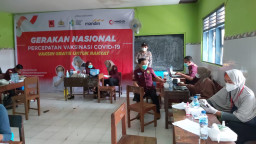 Dokes Polres Gresik Bersama Puskesmas Ujungpangkah, Gelar Vaksinasi Massal
