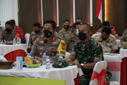 Kapolres Gresik, Hadiri Vidcon Antisipasi Lonjakan Covid-19 Pada Perayaan Nataru