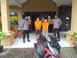 Dua Sejoli Asal Surabaya Curi Motor di Masjid Kawasan Kebomas Gresik, Wanita nya Diamankan Warga, Yang Pria Ditangkap Polisi di Gorong-gorong