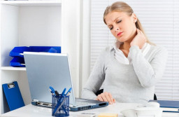 Terlalu lama duduk di depan laptop bisa bahaya loh! Simak penjelasannya