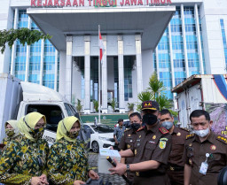 KEJAGUNG DAN KEJATI JATIM SALURKAN BANTUAN UNTUK KORBAN ERUPSI GUNUNG SEMERU.