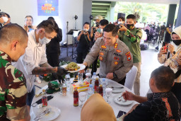Di Gresik Bandeng Fest 2021, Kapolres Gresik Cicipi Bandeng olahan Chef Juna