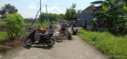 BANYAK PENGENDARA YANG JATUH, WARGA DSN. BANYUURIP, GEMPOL KURUNG, MENGANTI GOTONG ROYONG PERBAIKI JALAN RUSAK