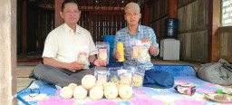Tingkatkan Usaha Ekonomi Produktif, Warga Desa Bira Timur Sampang, Olah Labu Madu Jadi Camilan
