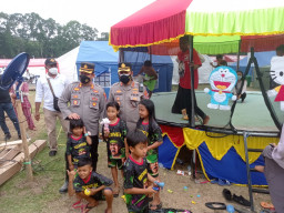 Kapolres Gresik Datangi Posko Penanggal Salurkan Bantuan Korban Bencana Semeru