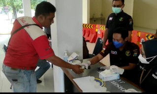 Puluhan Sopir dan Kondektur Bus, Jalani Tes Urine di Terminal Bunder Gresik