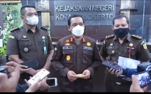 KEJARI KOTA MOJOKERTO TAHAN TERSANGKA KORUPSI KMK BANK JATIM MOJOKERTO, KERUGIAN NEGARA Rp.1,4 MILIAR