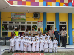 Polres Gresik, Kawal Vaksinasi Merdeka di TK Islam Bhakti 3 YPBWI